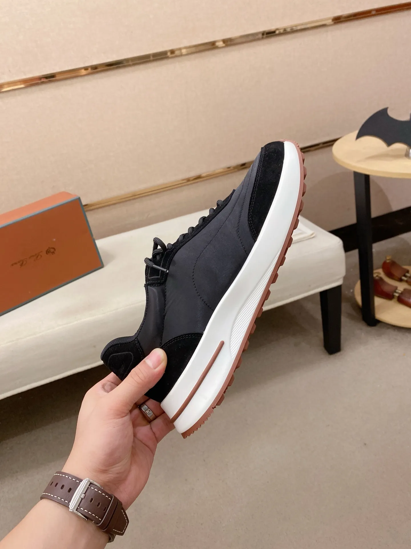 Men's shoes 💰: 462💰🔥𝐥𝐨𝐫𝐨 𝐏𝐢𝐚𝐧𝐚 lp classic loafers, an Italian treasure brand, the only brand that can match Hermès! Only after wearing it do we realize that we can’t live up to our feet. The upper is made of imported first-layer cowhide with breathable fabrics, water-dyed cowhide foot pads, and the official original glass rubber outsole and pendant. Exclusive original packaging (tag ➕ brand paper ➕ outer box ➕ hand bag) code number: 38-44. Can be customized 45-46